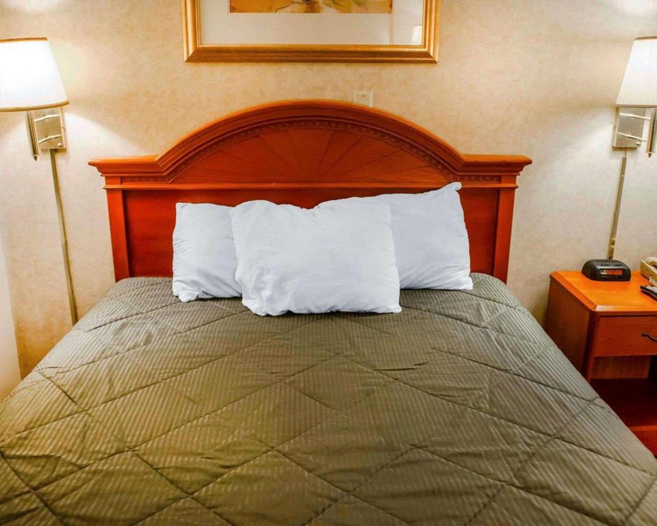 غرفة بسرير كوين للمدخنين، Rodeway Inn Dillsburg, PA 2/4