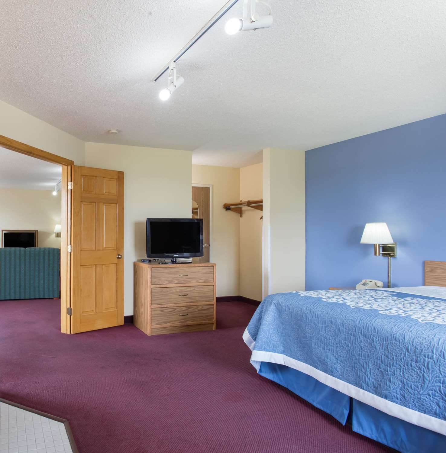Days Inn by Wyndham Johnson Creek 8/33