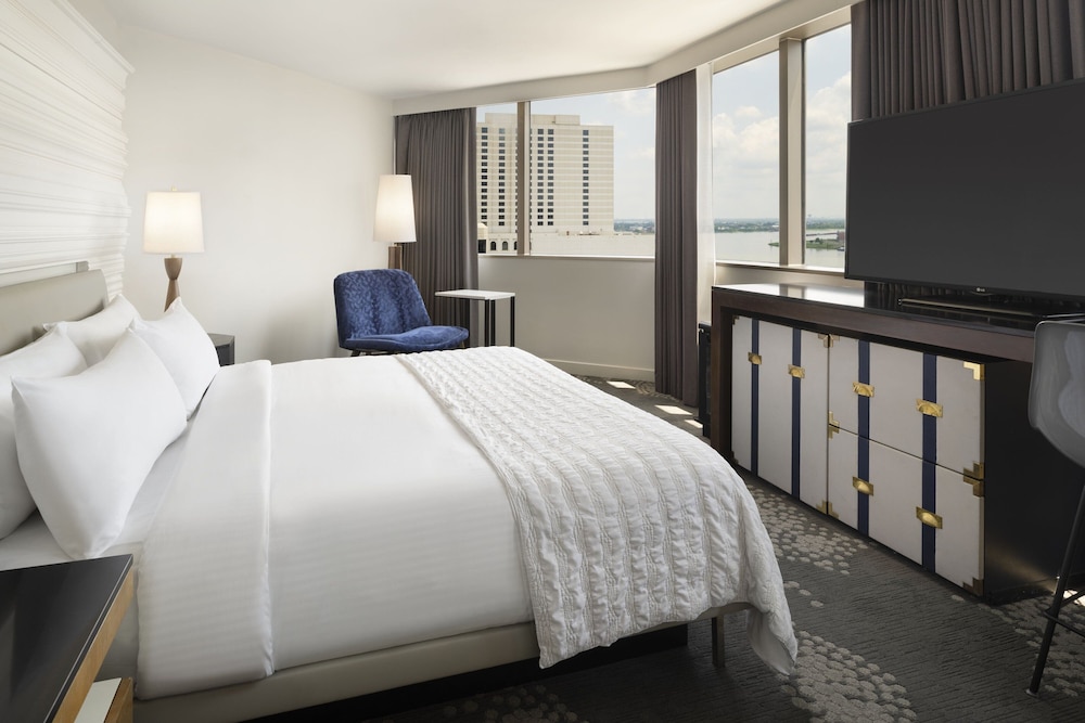 Urban, Suite, King Bed, River View, Corner