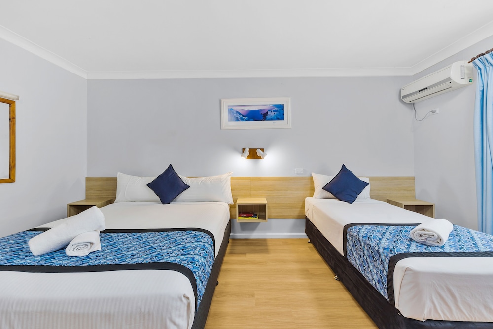 CASTLREAGH MOTOR INN 15/50