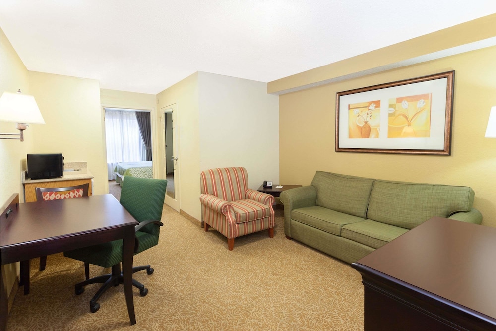 Days Inn & Suites By Wyndham Tucker/Northlake 17/24
