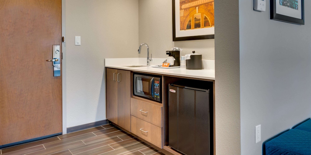 Hampton Inn and Suites Knoxville Papermill Drive 17/41