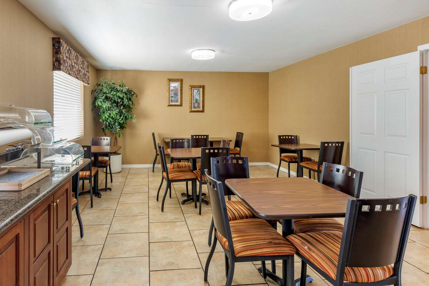 Quality Inn Russellville I-40 21/23