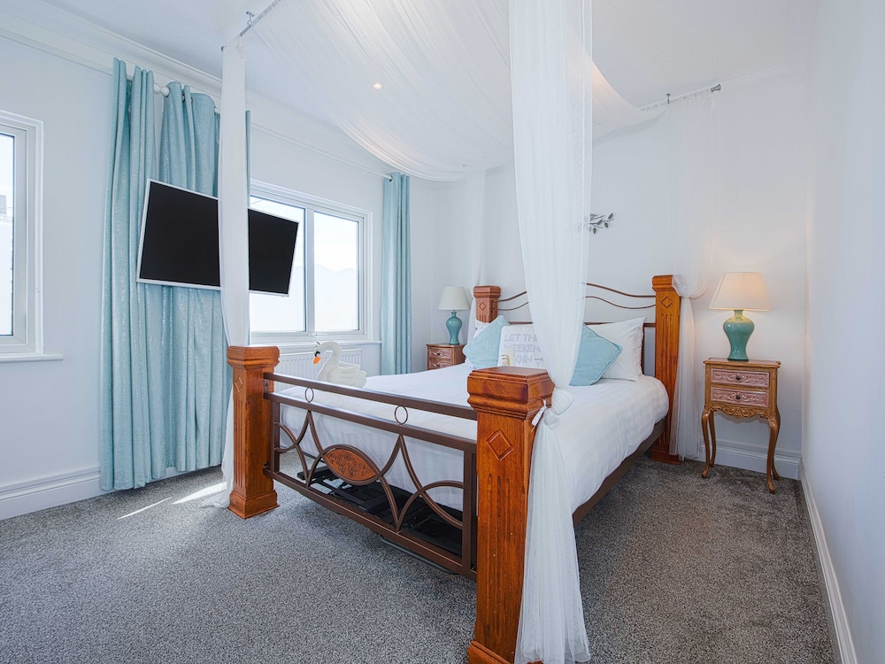 The Pier Hotel 36/80