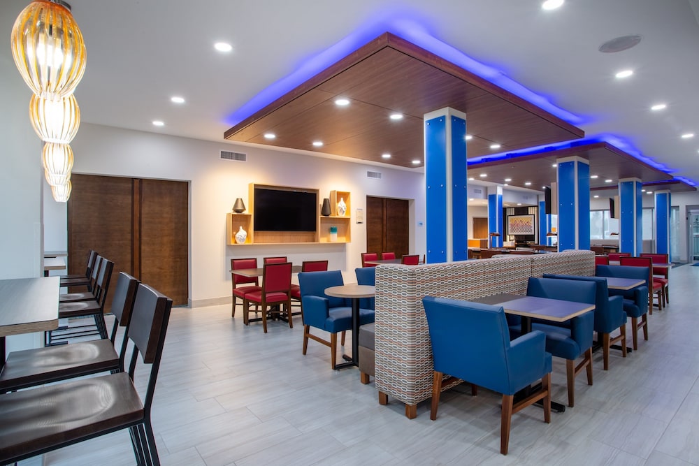 Holiday Inn Express And Suites Deland South 39/49
