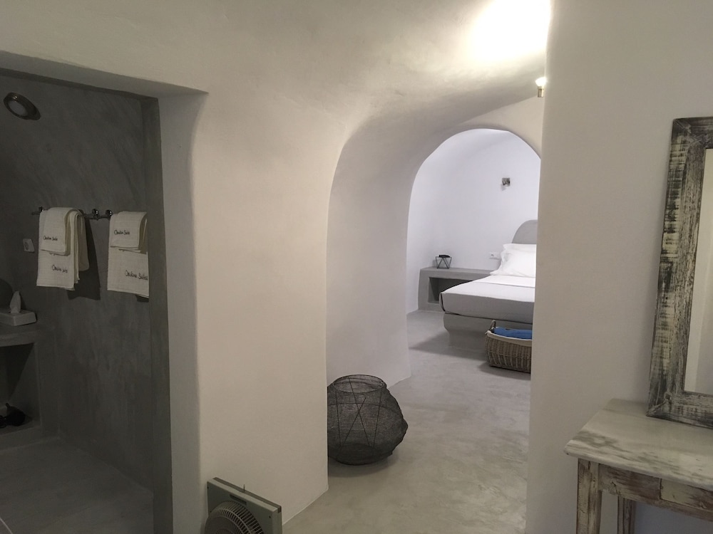 جناح كبير بسرير كوين مع أريكة بجاكوزي، Theodora Suites - Adults Only 5/6