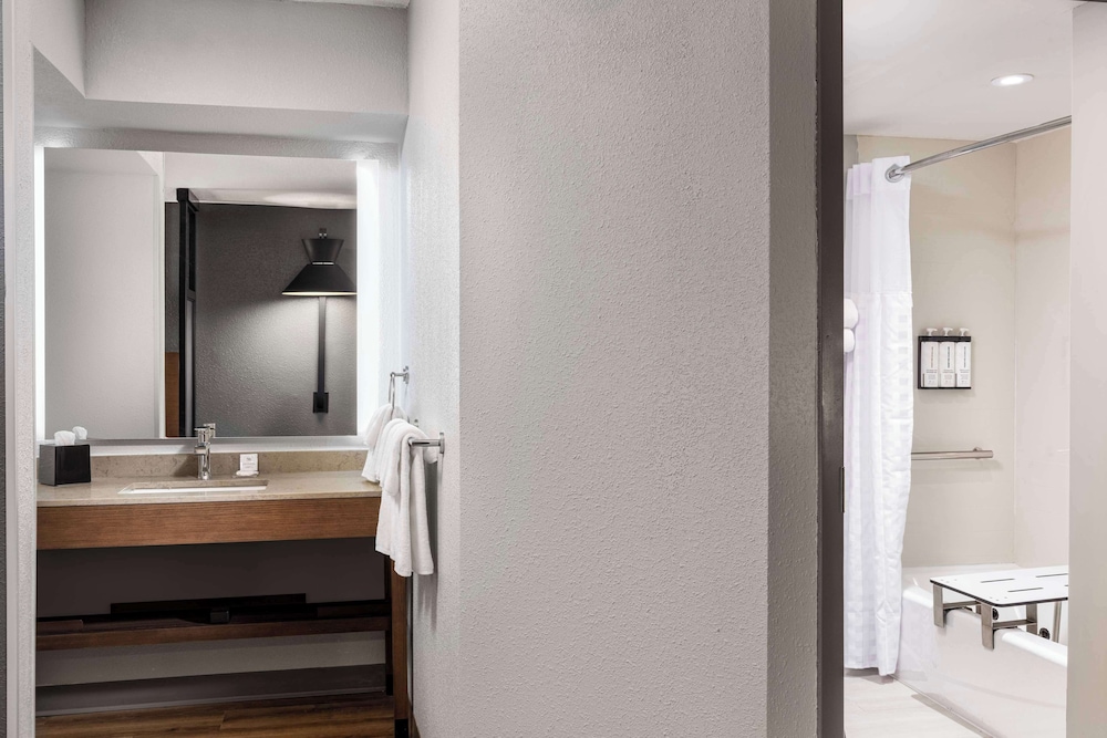Hyatt Place Orlando Airport 58/59