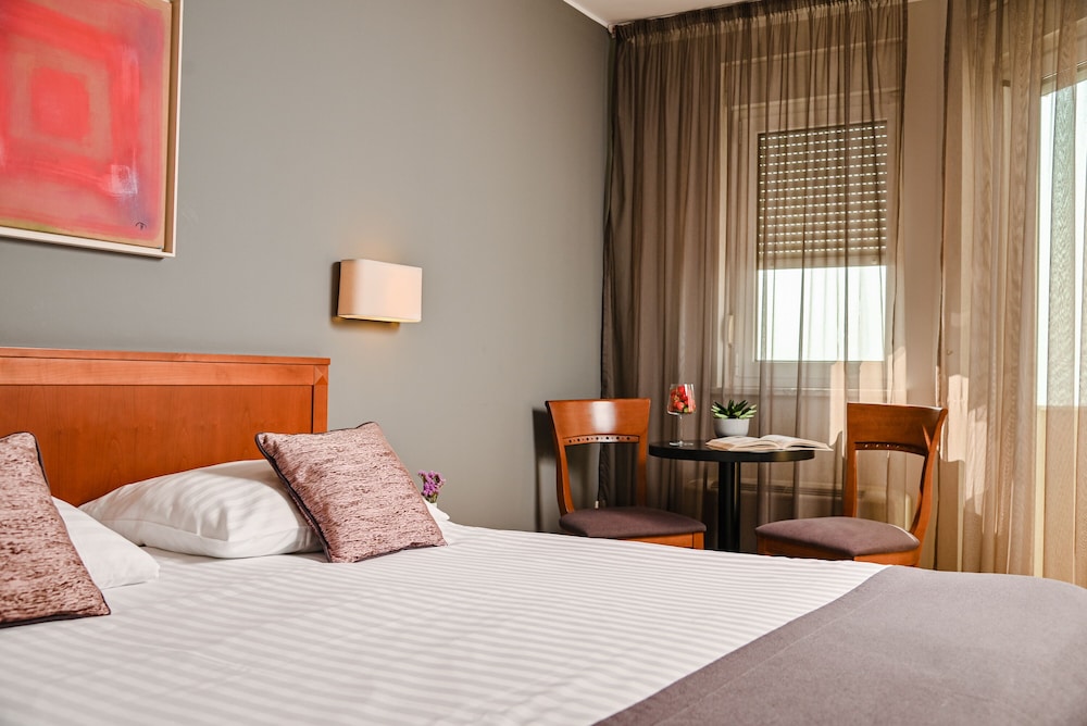 Hotel Laurus 28/82