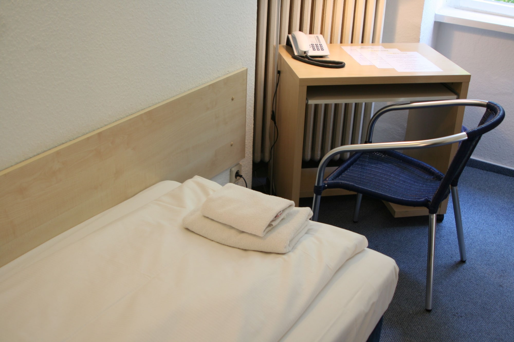 ROOM, SINGLE
