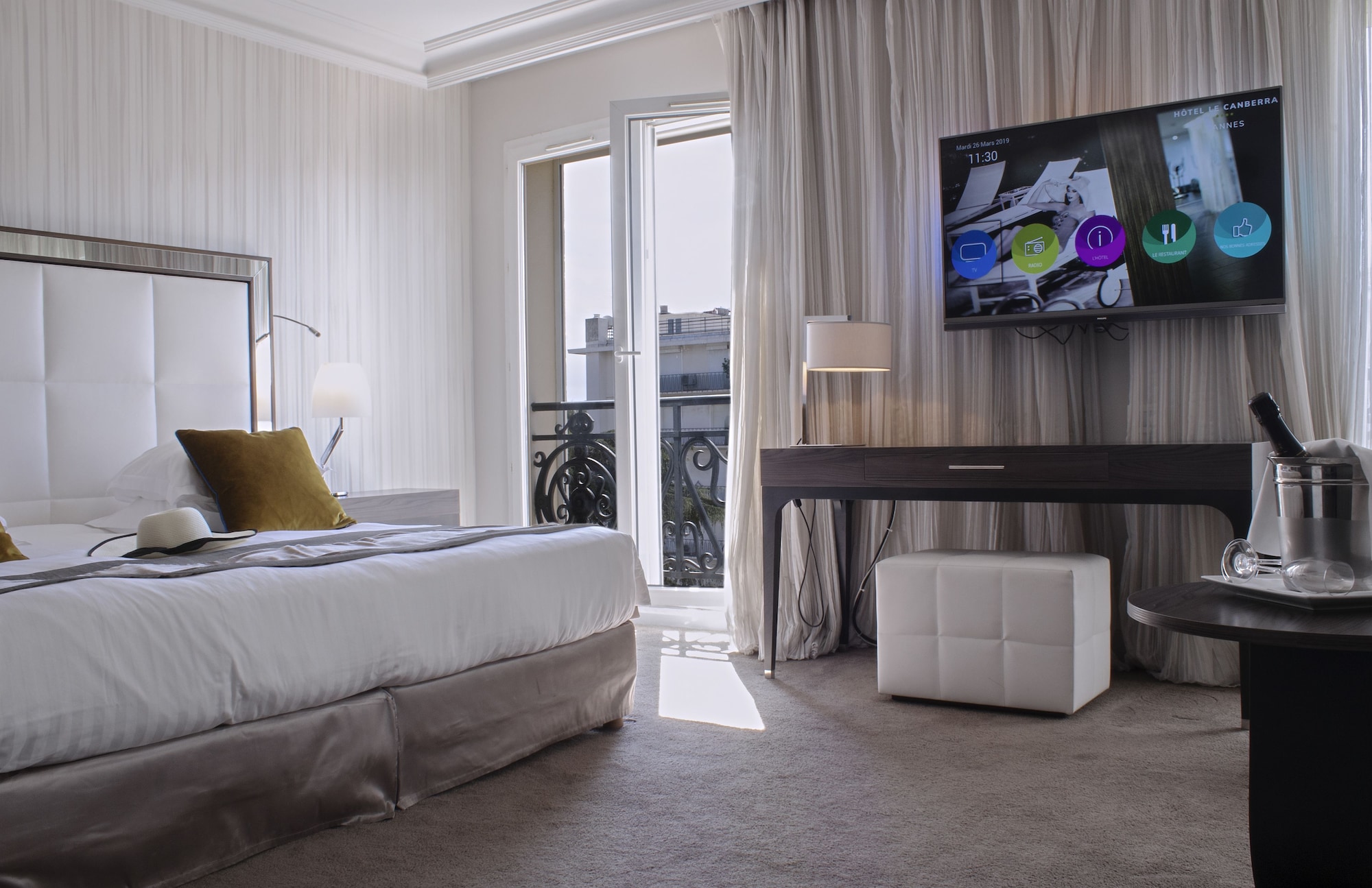 Junior Suite, Double Bed, Garden and Pool View, Sofa
