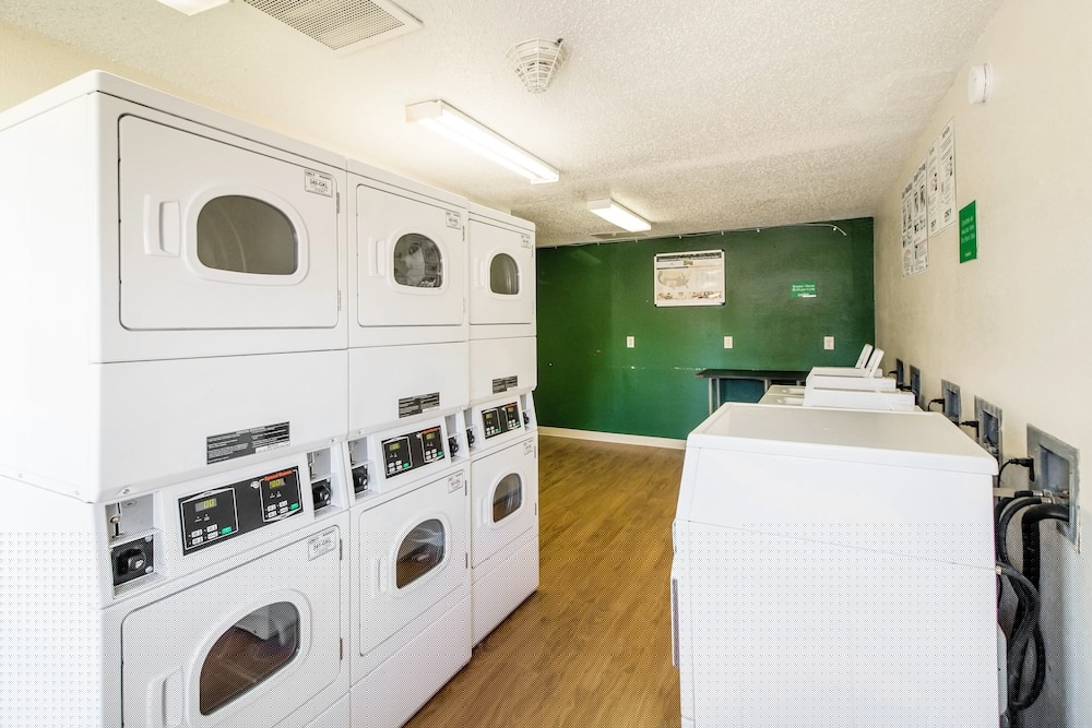 HomeTowne Studios by Red Roof Houston - West Oaks/ Energy Corridor 35/36