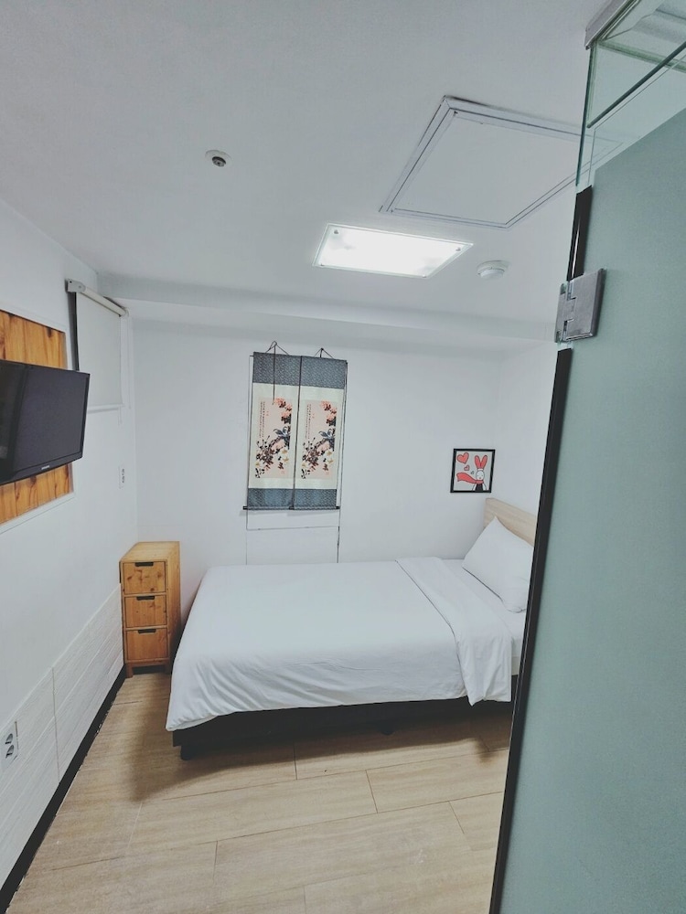 ROOM, SINGLE