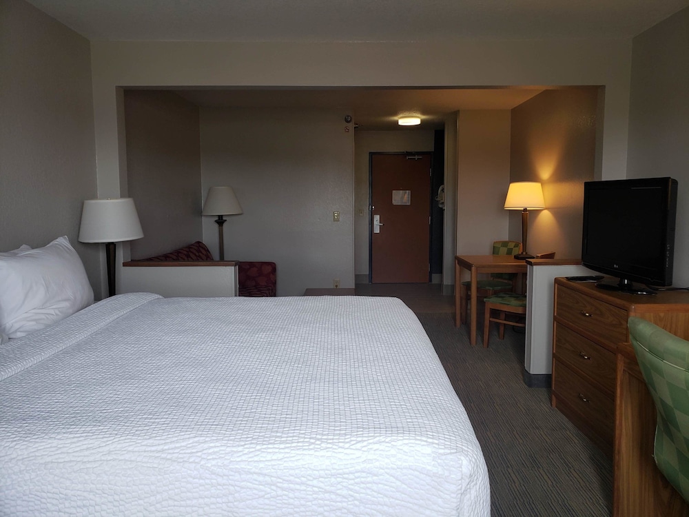 Country Inn & Suites by Radisson, Fairview Heights, IL 3/39
