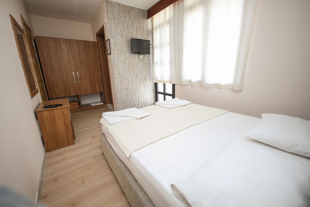 Delta Hotel 8/33