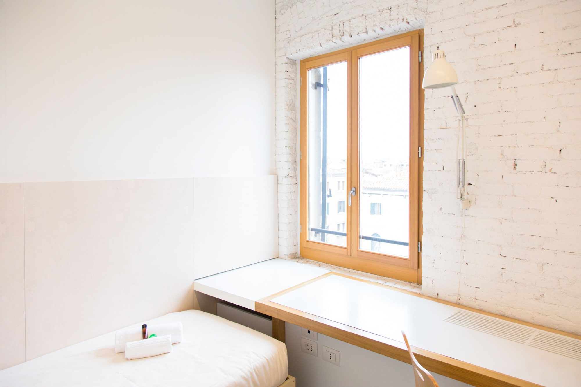 STUDIO, TWIN BEDS, KITCHENETTE