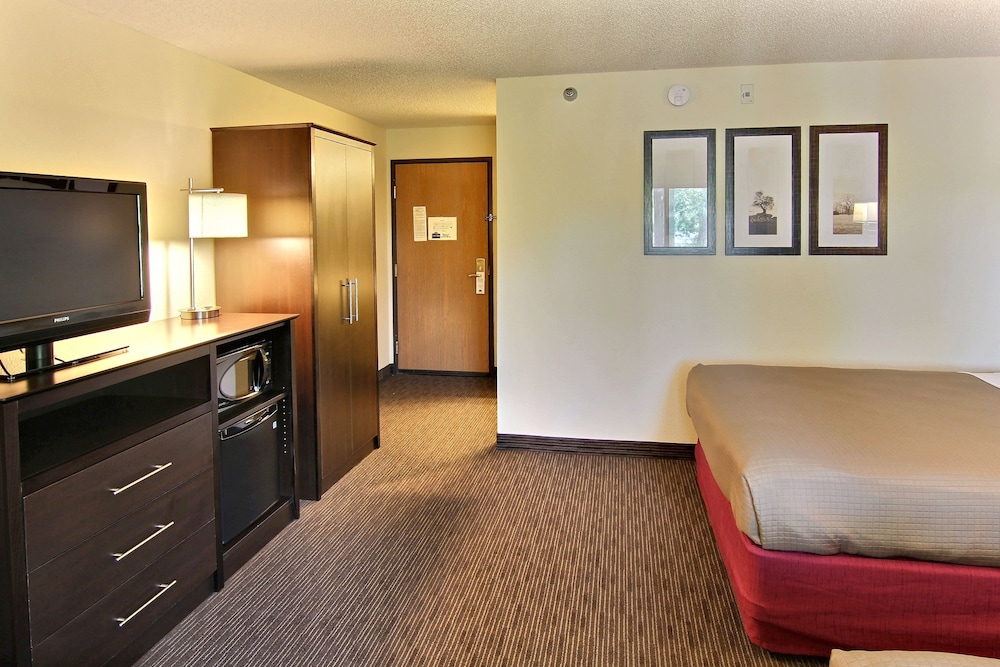 Blossom Hotel & Suites Traverse City 13/64