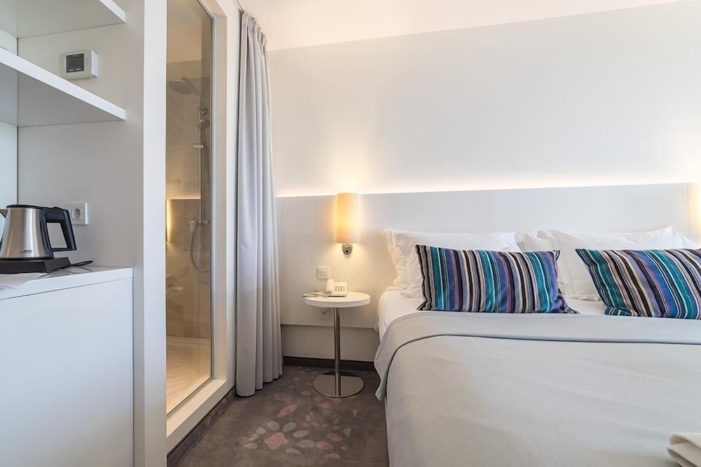 Room, Twin Beds, Atrium View