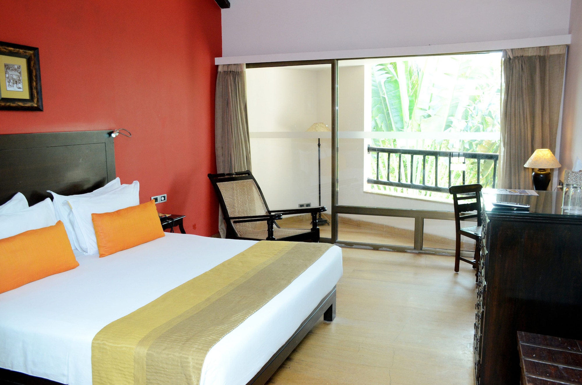 COURTYARD, KING BED, BATHTUB