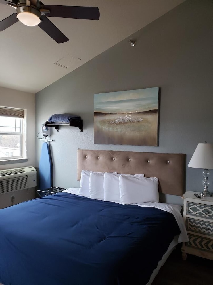 Price Pointe Inn 14/42