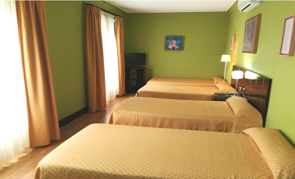 ROOM, QUADRUPLE