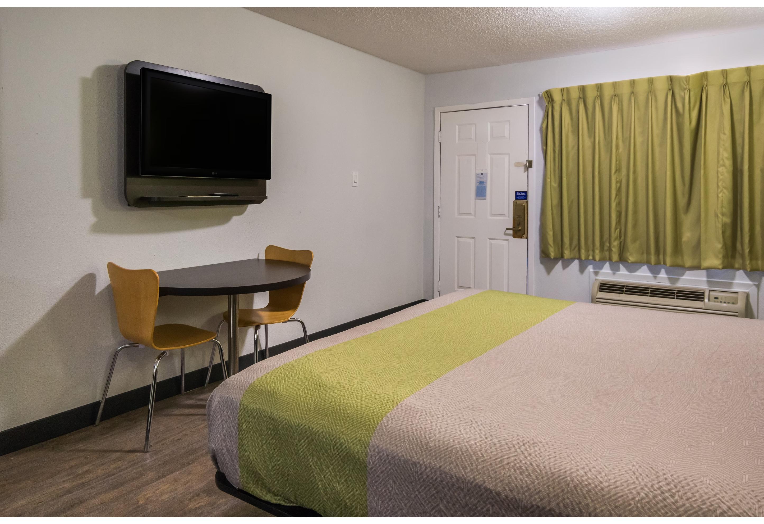 غرفة بسرير كينج للمدخنين، Motel6 Irving, TX - Loop 12 8/10