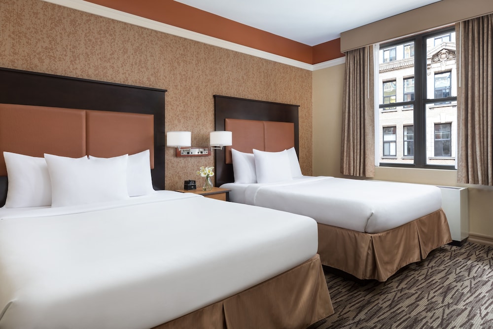 DELUXE, 2 QUEEN BEDS