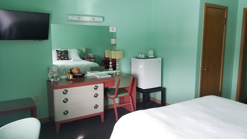 Holiday Music Motel 25/64