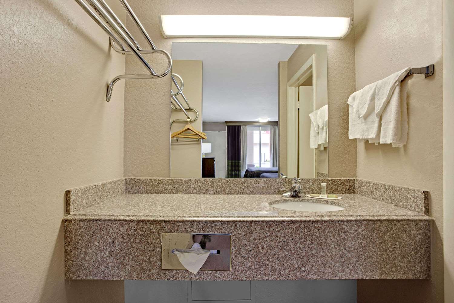 Super 8 by Wyndham Oklahoma/Frontier City 8/10