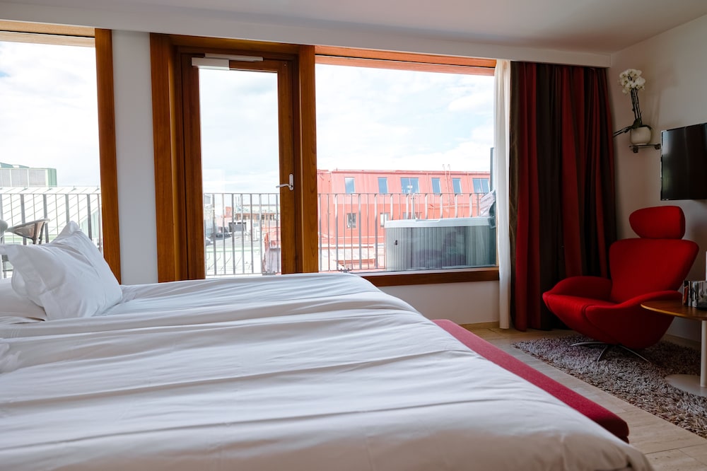 DELUXE, KING BED, HOT TUB