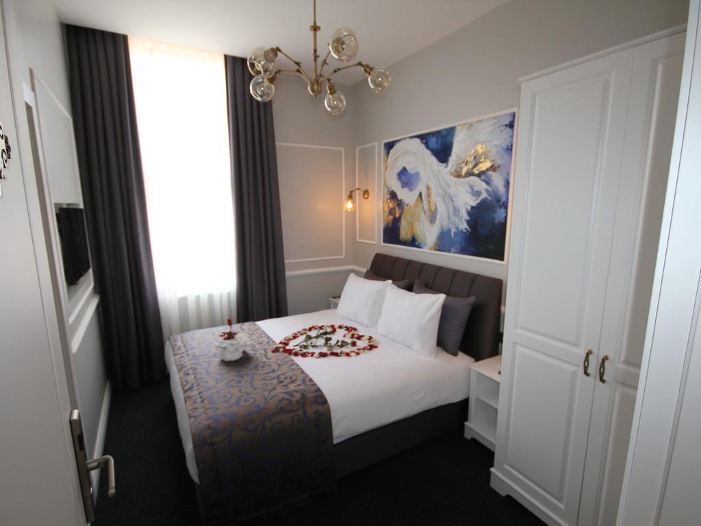 ROOM, SINGLE