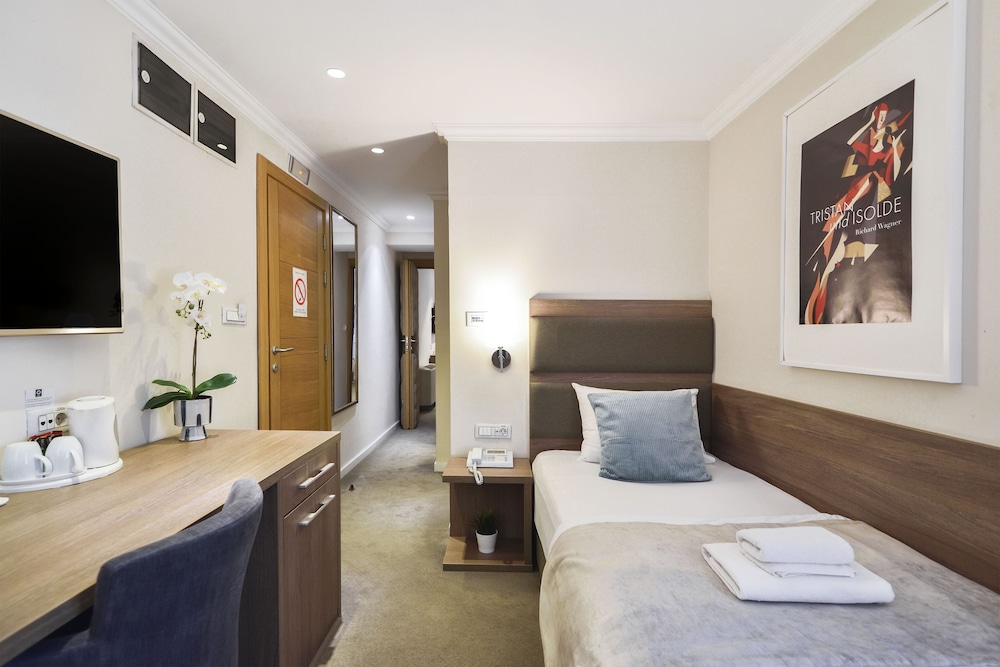 Opera Garni Hotel Belgrade 12/45