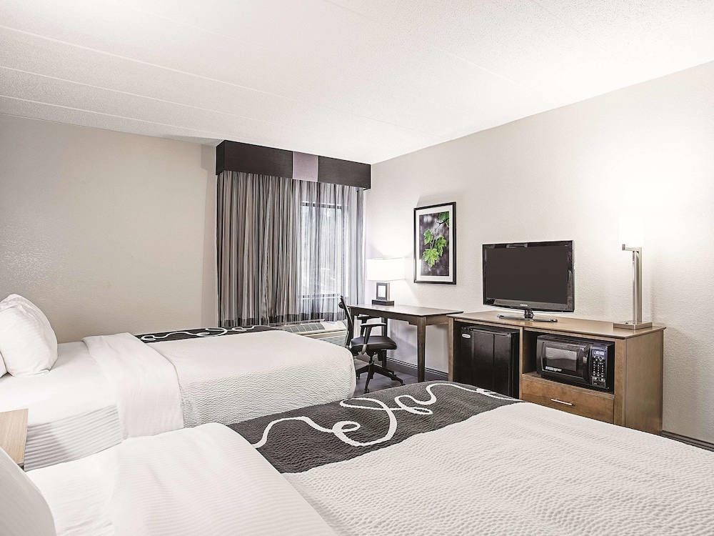 La Quinta Inn & Suites by Wyndham Baltimore N / White Marsh 12/46