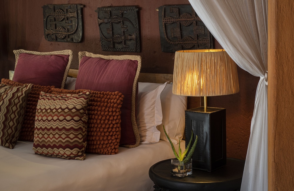 Pondoro Game Lodge 12/66