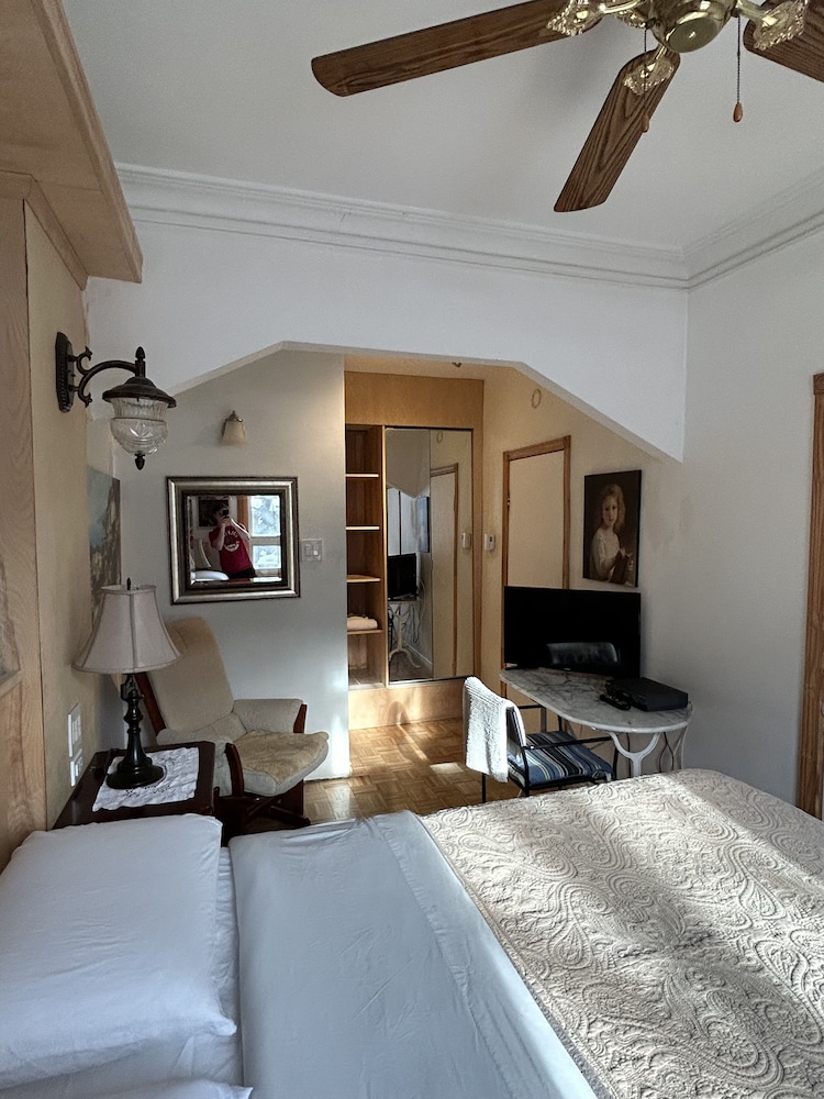 HERITAGE, QUEEN BED, PRIVATE BATHROOM