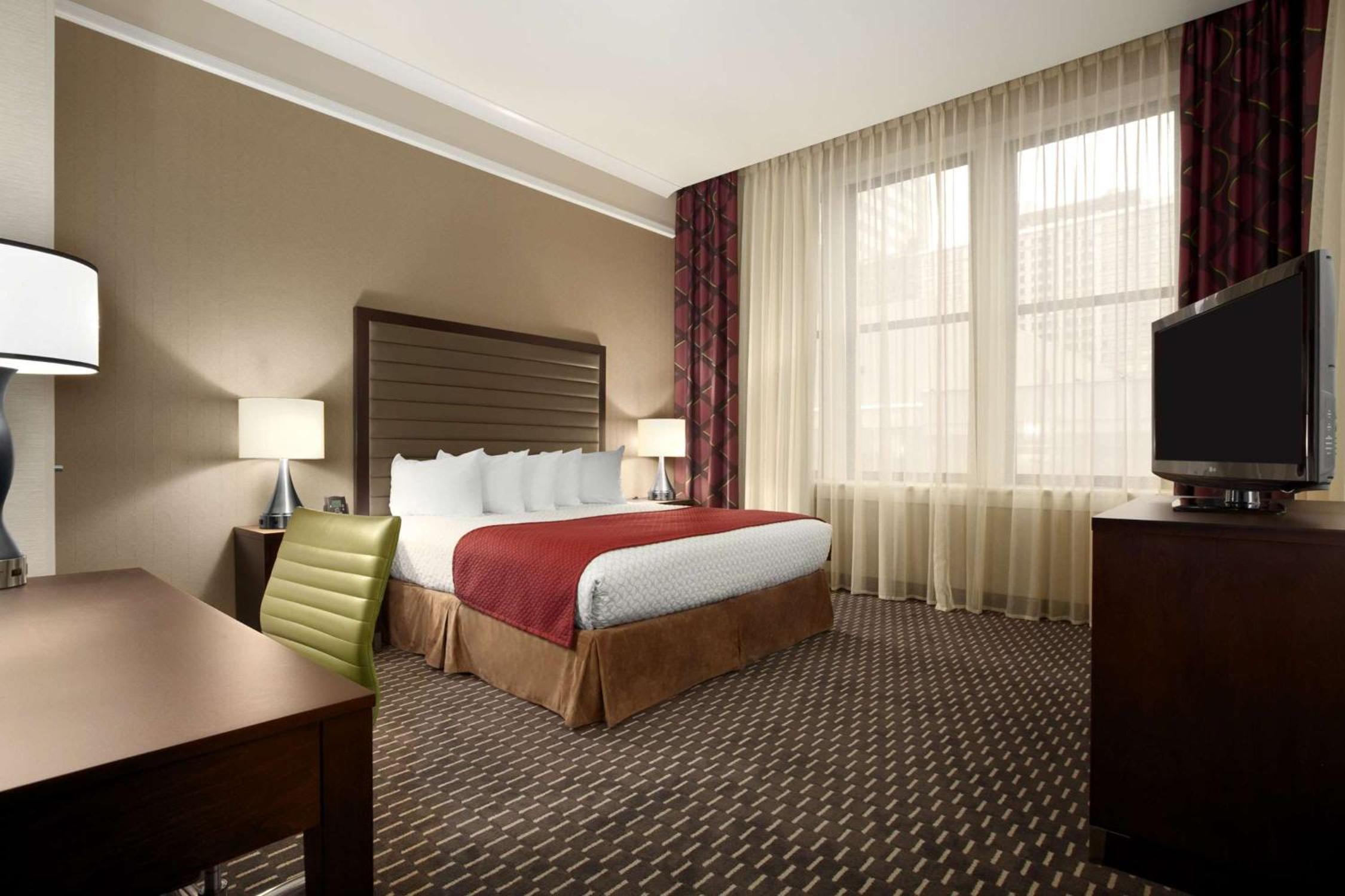 1 BEDROOM, SUITE, KING BED, ACCESSIBLE