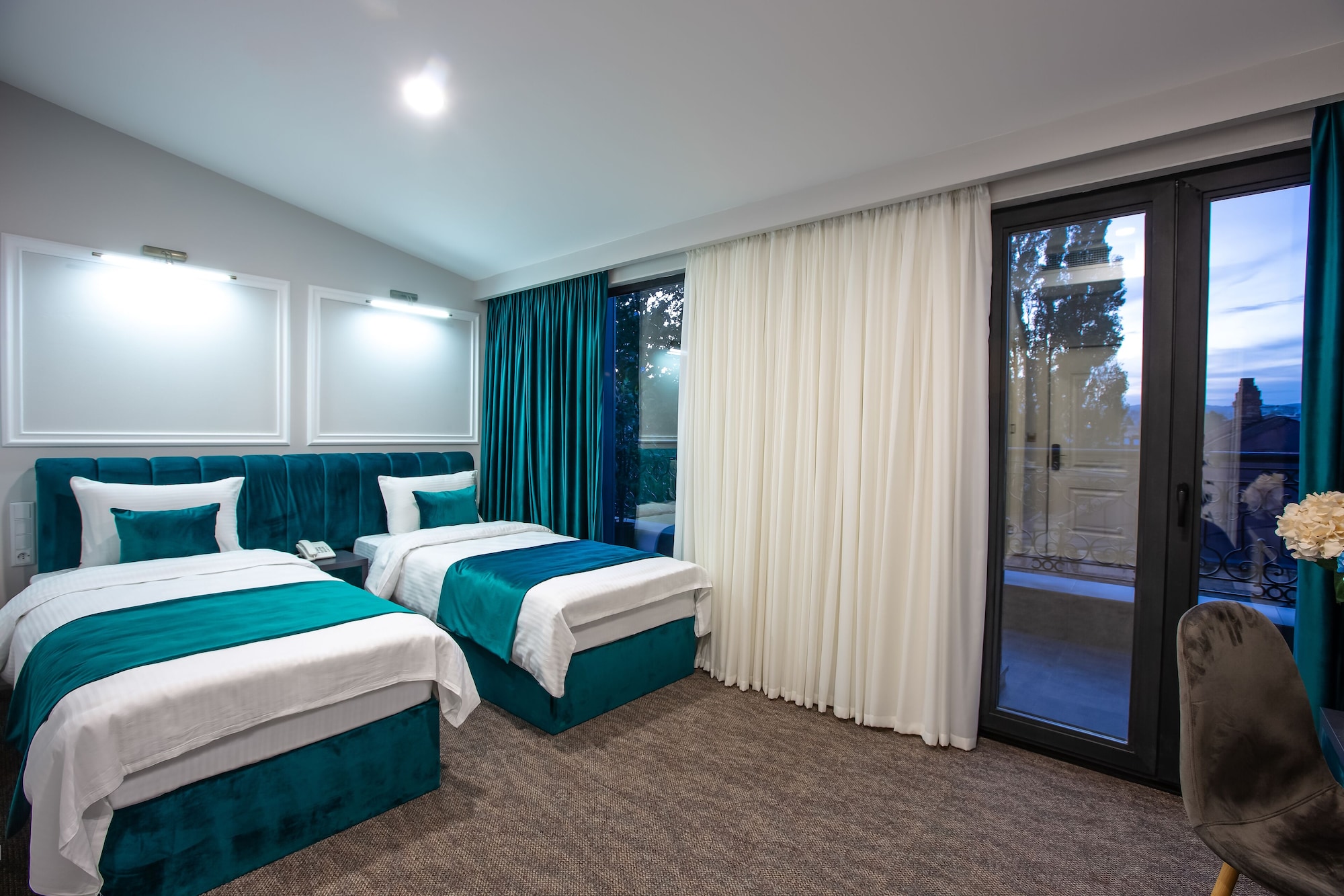 ROOM, TWIN BEDS