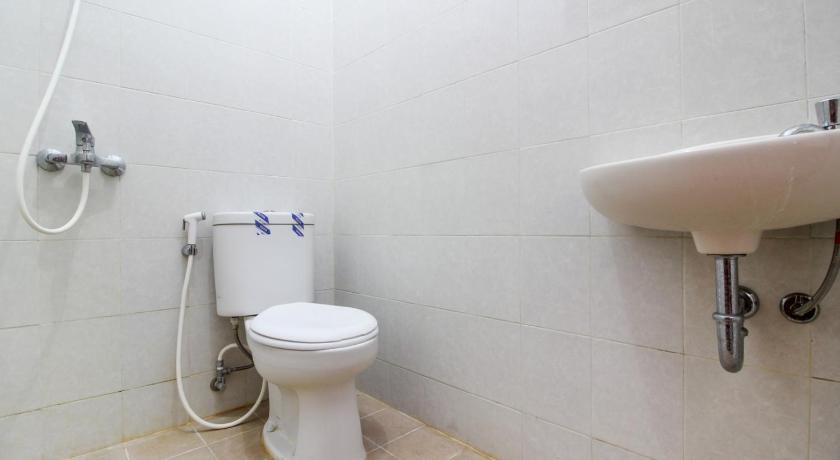 Reddoorz Plus Near Alun Alun Selatan 39/42
