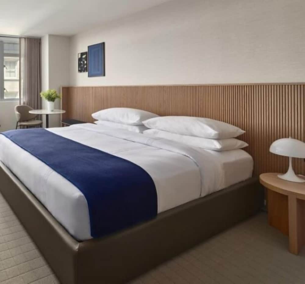 DELUXE, KING BED