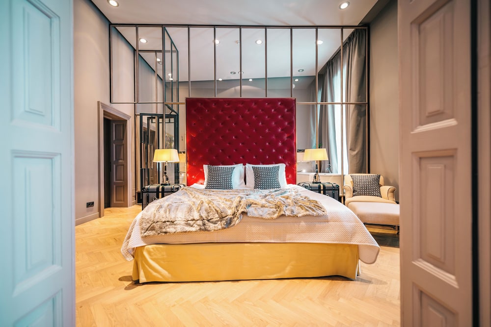 ROYAL, SUITE