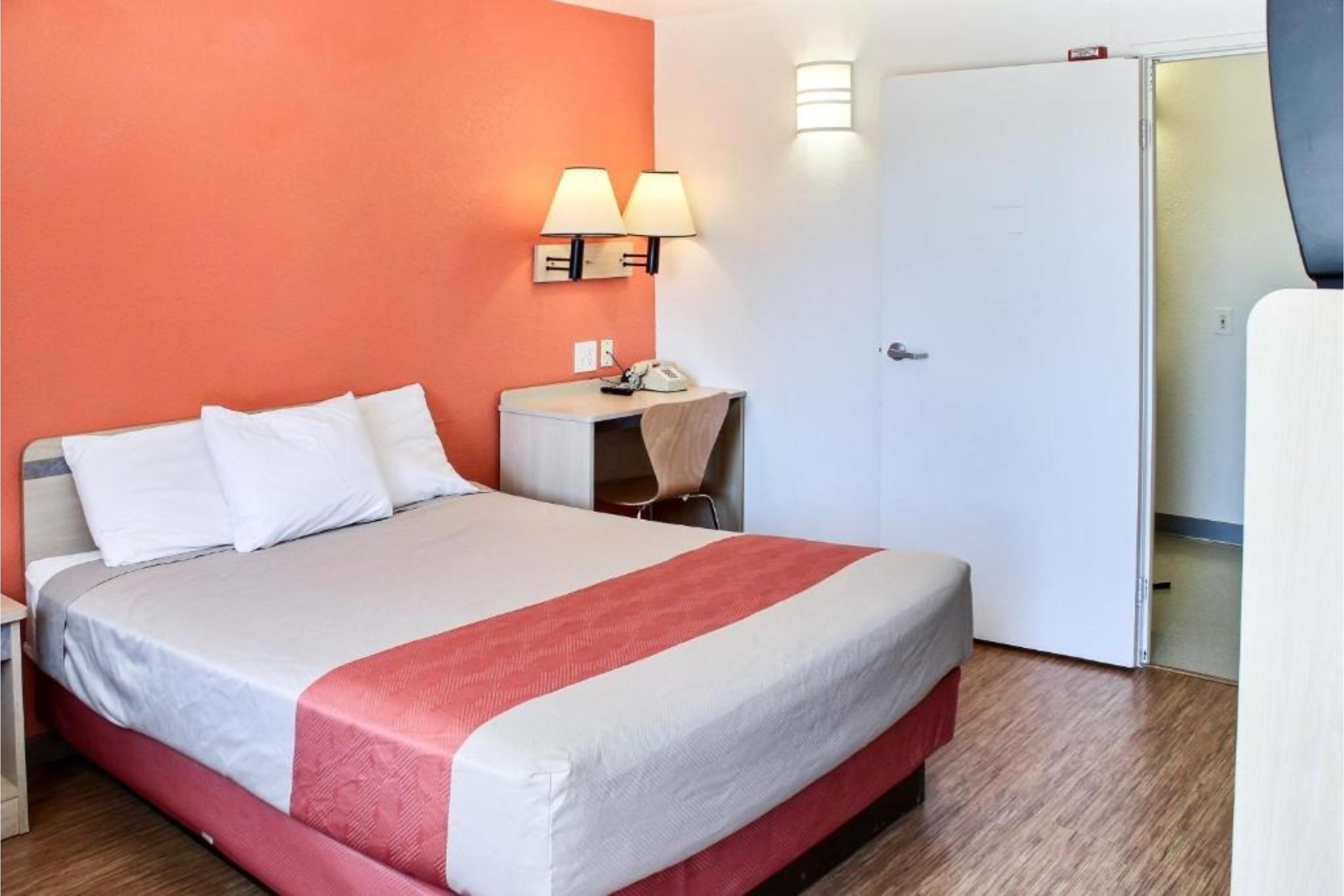 1 Queen Bed - Non-Smoking, Micfridge، Motel6 King City, CA 2/4