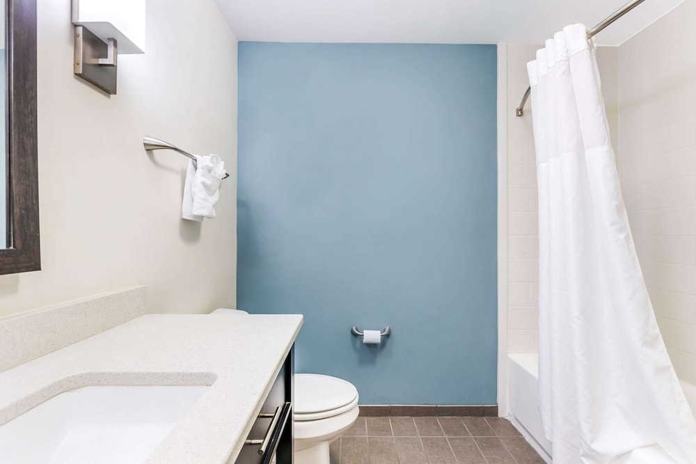 Standard, 2 Queen Beds, Sleep Inn and Suites Ames near ISU Campus 7/7