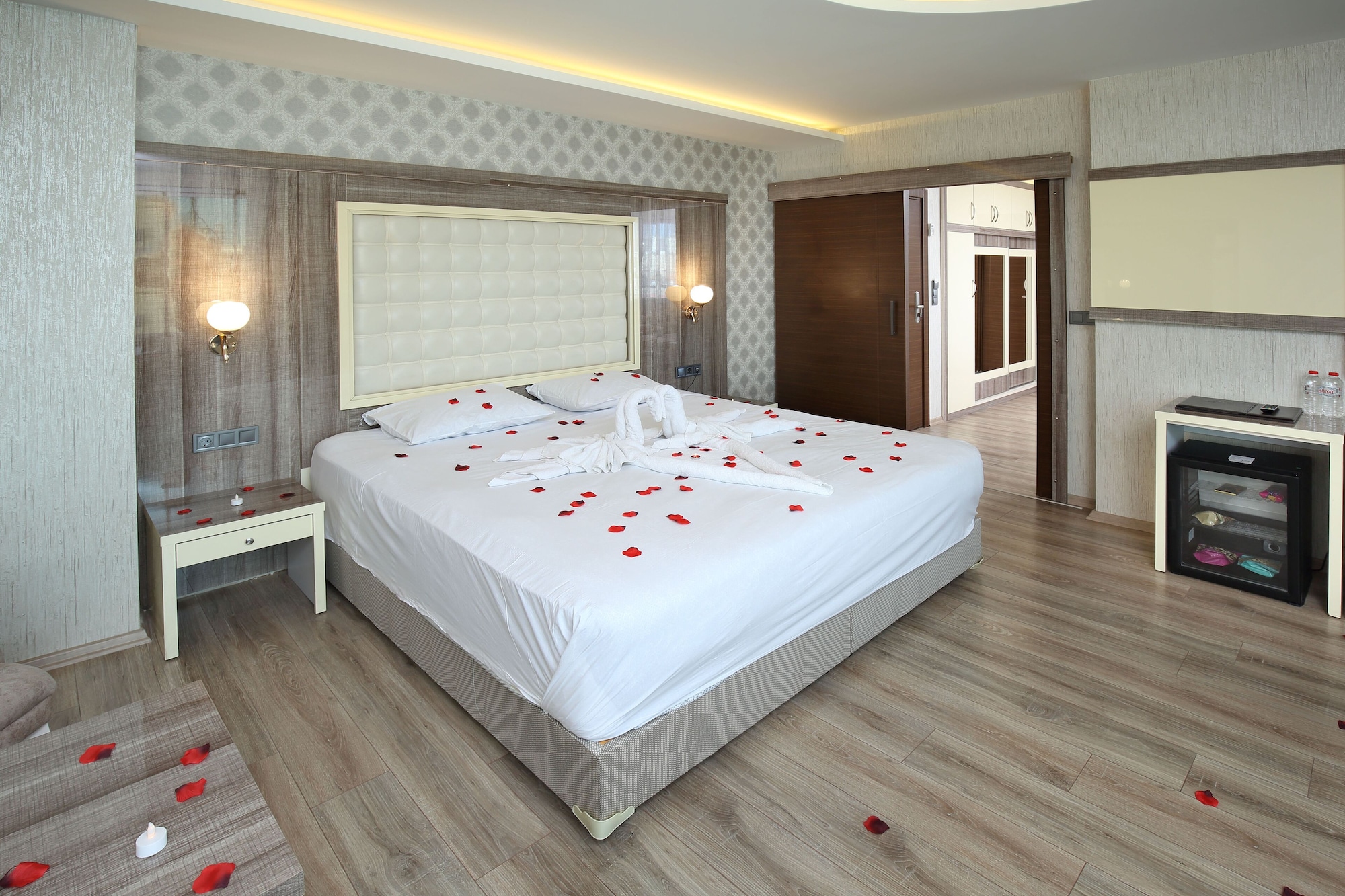 DELUXE, STUDIO, SUITE