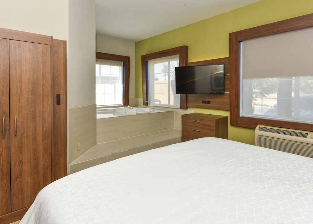 Holiday Inn Express Hotel & Suites Corona 26/57