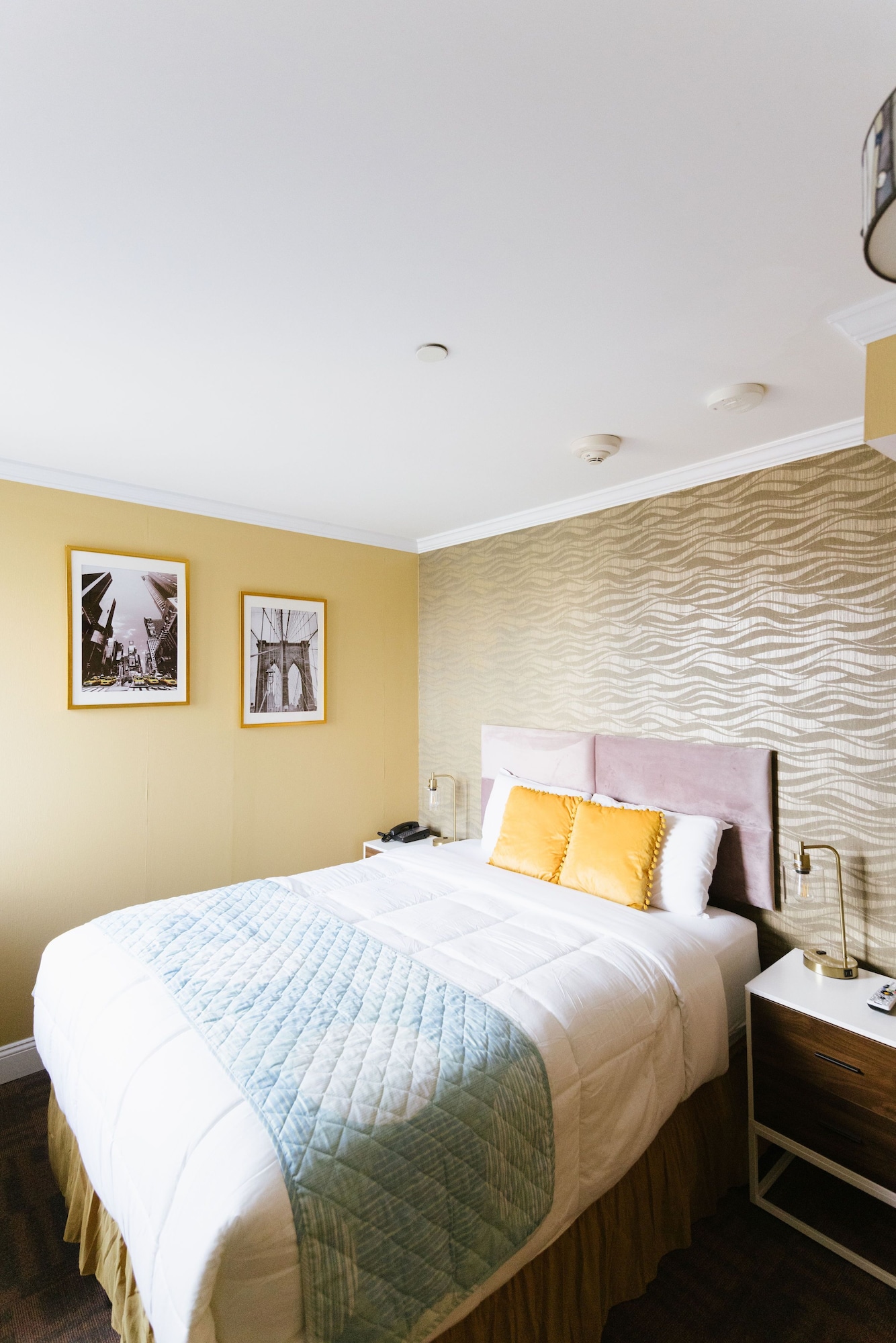 DELUXE, QUEEN BED