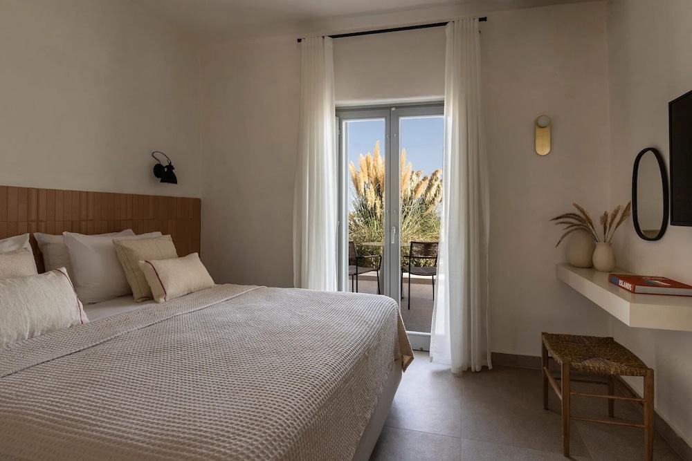 Signature, Suite, King Bed, Sofa, Ground Floor