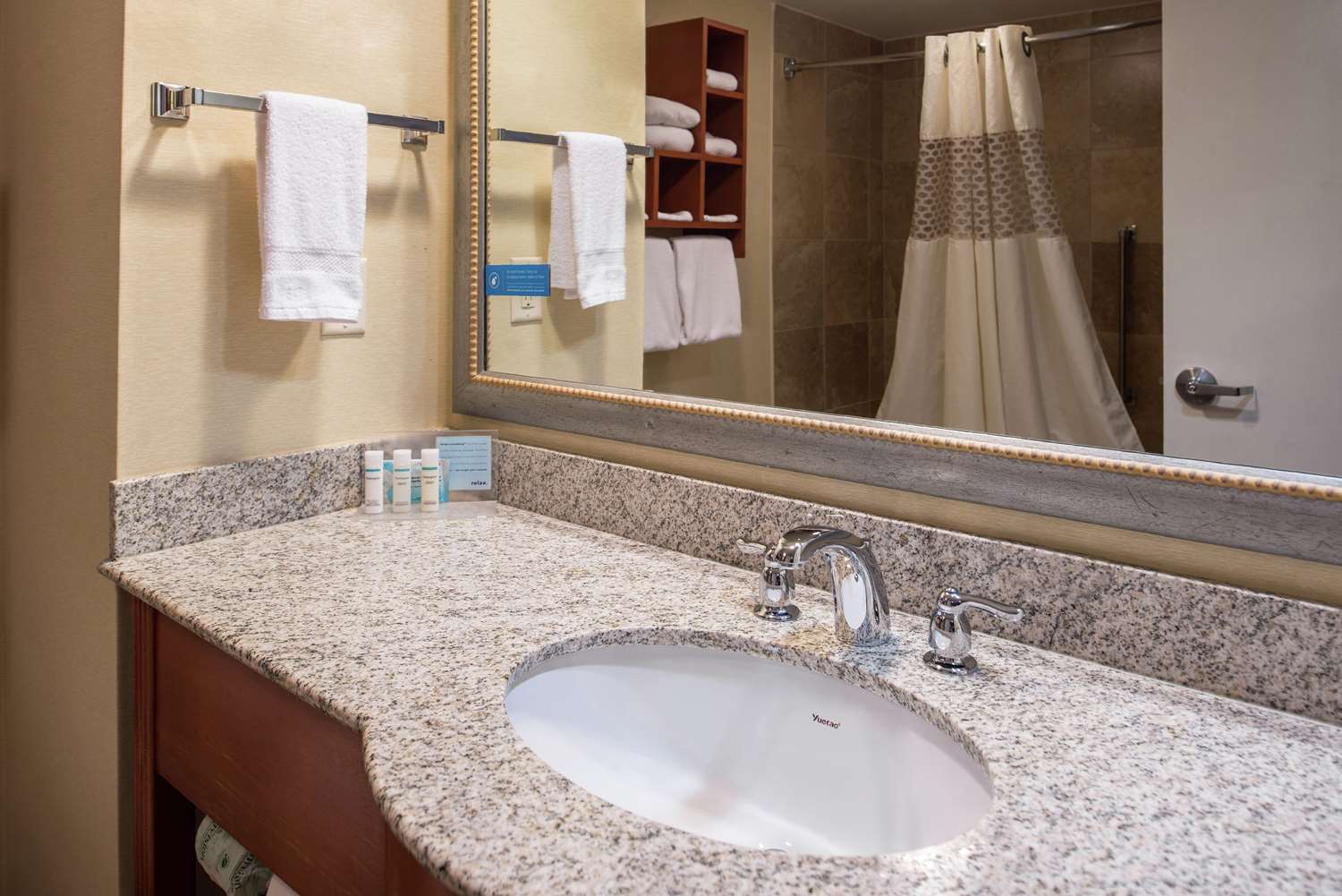غرفة بسرير كينج، Hampton Inn & Suites Charlotte-Arrowood 7/7