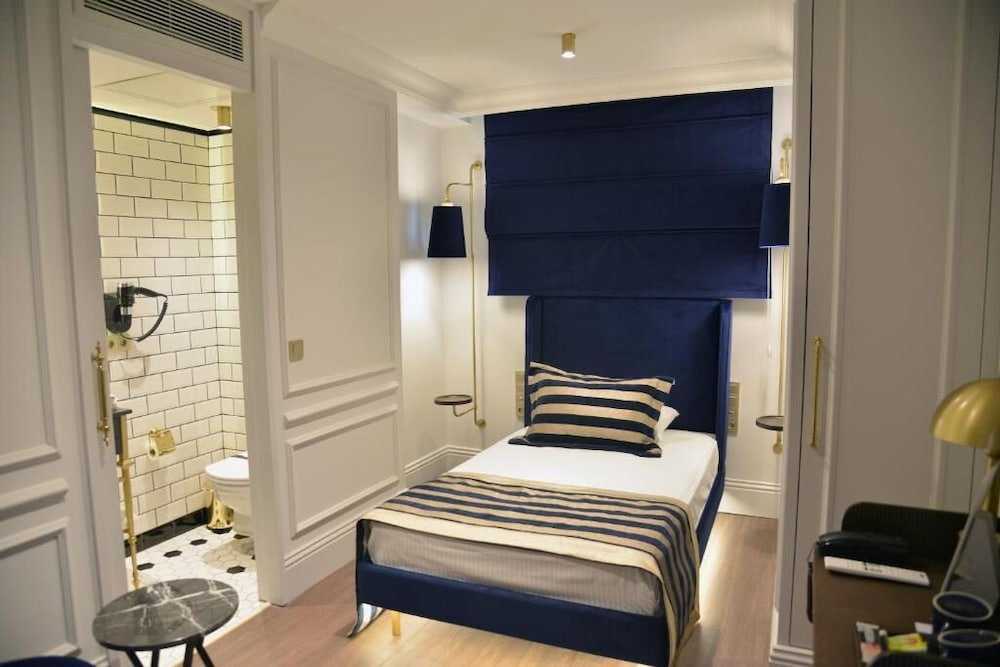 A11 Exclusive Hotel 8/25