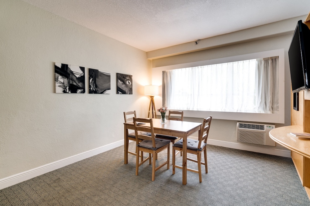 CREST Hotel & Suites 45/66