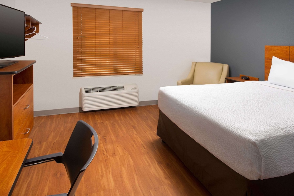 WoodSpring Suites Chicago Darien 13/29