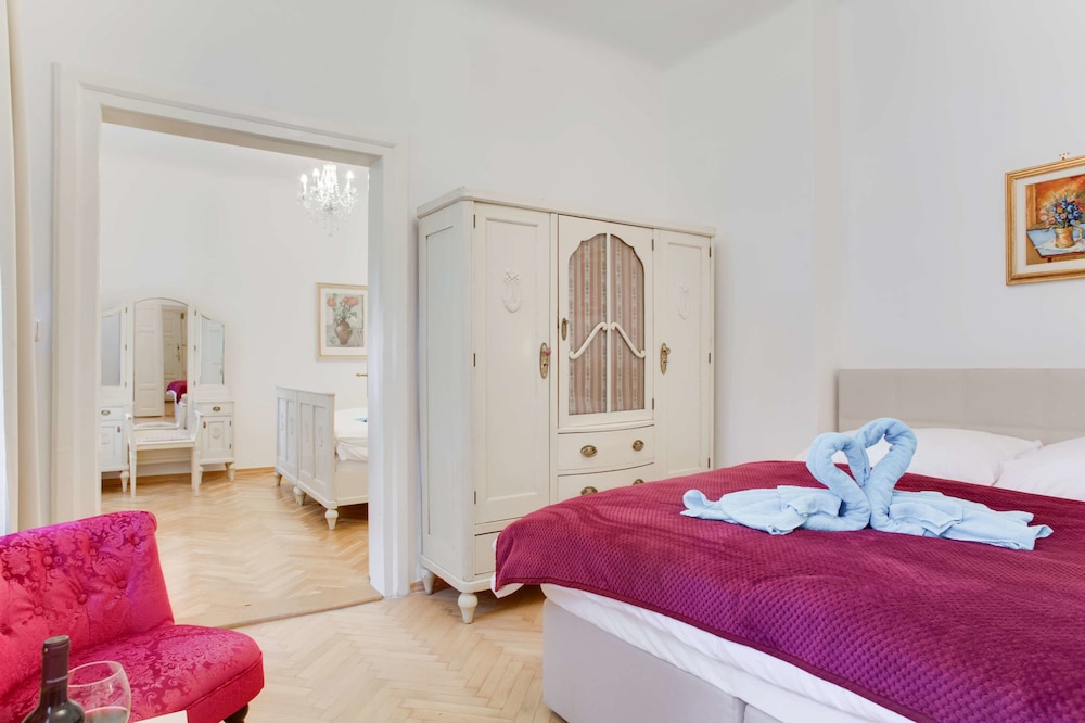 2 BEDROOMS, SIGNATURE, APARTMENT, KITCHEN